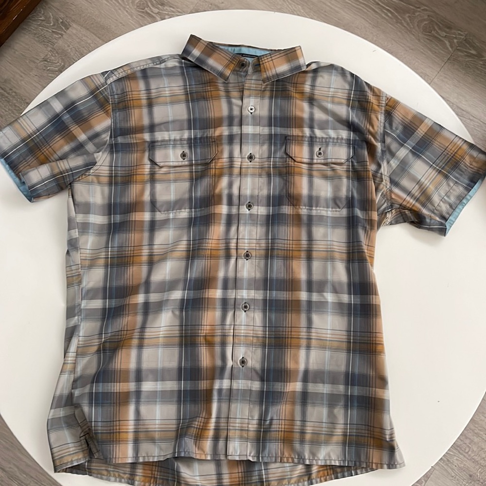 Men’s Large Kuhl button down plaid shirt.